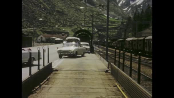 이탈리아 1966년 1960년대에 자동차로 포장된 기차의 매혹적인 장면으로 시간을 거슬러 — 비디오