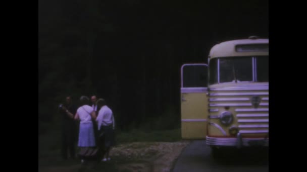 ベルギーのブリュッセル 1966年5月 1960年代の道路沿いに駐車されたヴィンテージバスのこの魅惑的な映像で メモリレーンを下りましょう — ストック動画