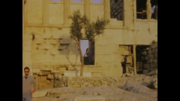 Atenas Grécia Março 1966 Filmagem Vintage Turistas Explorando Icônica Acrópole — Vídeo de Stock