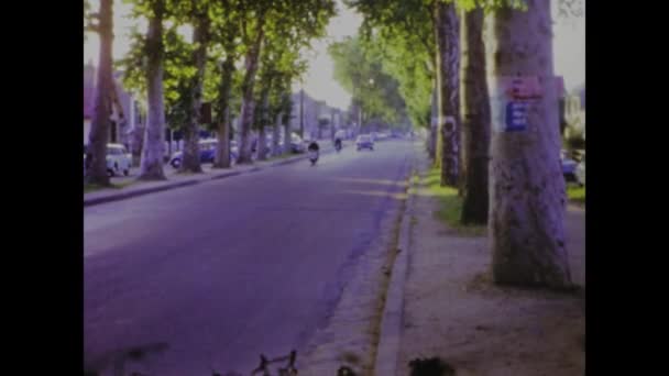 英国伦敦1966年 回到20世纪60年代在路上巡游的老式汽车的怀旧镜头 — 图库视频影像