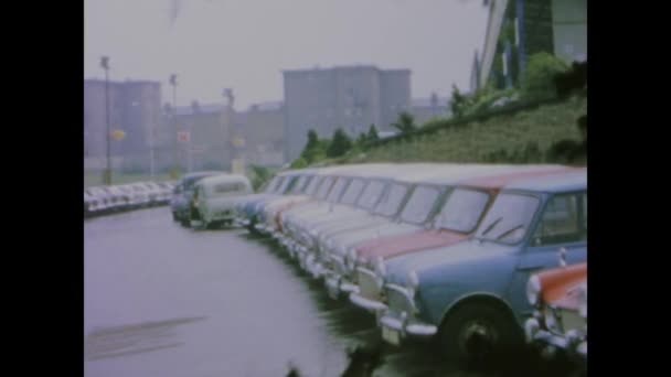 Londres Reino Unido 1966 Retroceda Tiempo Con Una Fila Coches — Vídeos de Stock