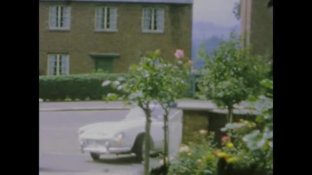 Лондон Великобритания 1966 Восстановите Волнение Прошлого Рядом Старинных Белых Спортивных — стоковое видео
