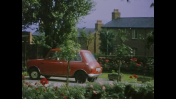 1966年 イギリス ロンドン 古典的な自動車のノスタルジアを呼び起こし 1960年代の象徴的なミニマイナーカーでメモリレーンを降りる — ストック動画