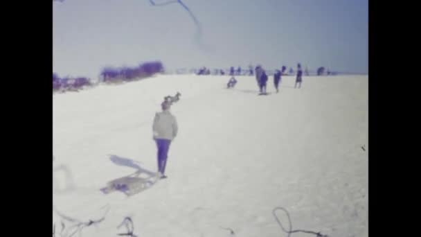 1966年1月のロンドン このヴィンテージの1960年代の映像で雪の中で楽しんでいる人々の喜びを体験してください — ストック動画