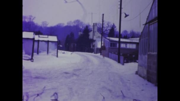 英国伦敦1966年1月 回到20世纪60年代一个女人走在雪道上的怀旧镜头 — 图库视频影像