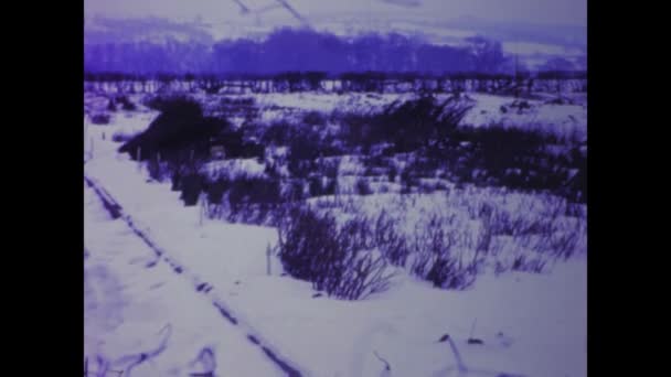 1966年1月 イギリス ロンドン 1960年代のノスタルジックなヴィンテージ映像で素晴らしい雪のパノラマを探索する — ストック動画