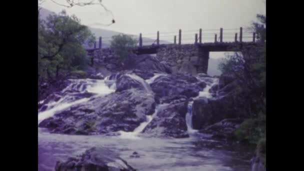 1966年1月 イギリス ロンドン この懐かしい1960年代の映像の中の小さな川の滝の美しさを再現 — ストック動画