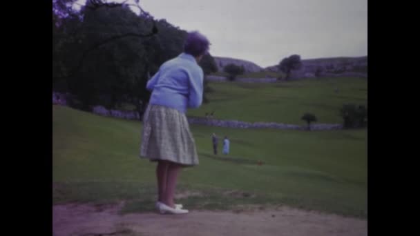 英国伦敦1966年1月1日 回到20世纪60年代英国老年人享受高尔夫运动的怀旧镜头 — 图库视频影像