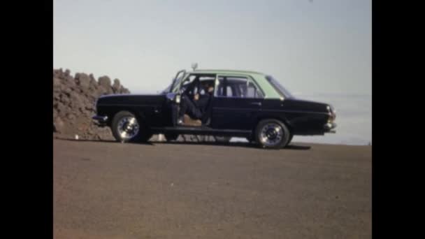 Madera Portugalia Maj 1966 Nostalgiczny Materiał Filmowy Czarnego Mercedesa Sedana — Wideo stockowe