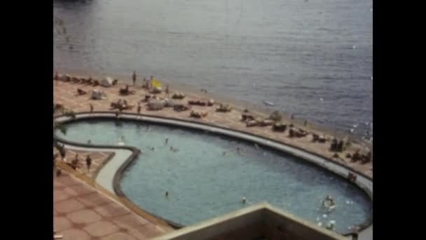 马德拉 豪门可能是1966年 20世纪60年代在马德拉度假胜地拍摄的人们享受放松的古老镜头 — 图库视频影像