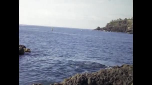 Madeira Portugal Mei 1966 Vintage Cuplikan Gelombang Kuat Menerjang Pantai — Stok Video
