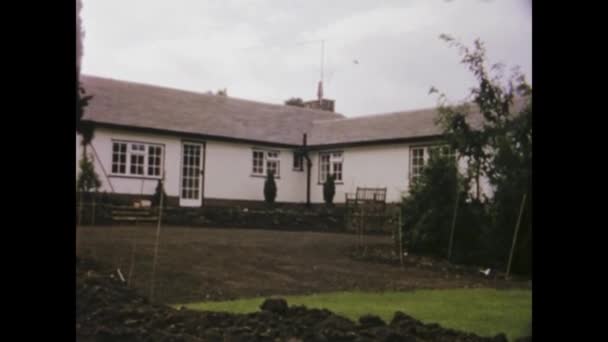 London Storbritannien Maj 1966 Vintage Optagelser Fremvisning Fortryllende Engelsk Landskabshus – Stock-video