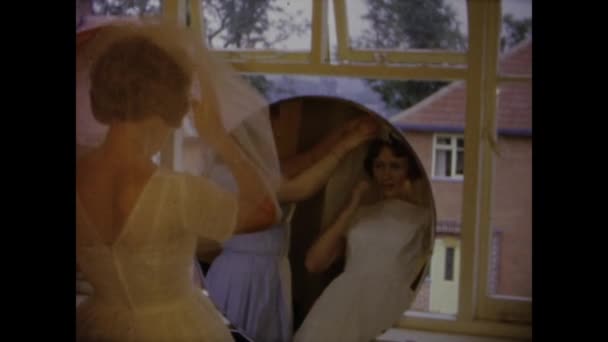 英国伦敦可能是1966年 让我们回到20世纪60年代拍摄一个女人婚礼准备工作的怀旧镜头 — 图库视频影像