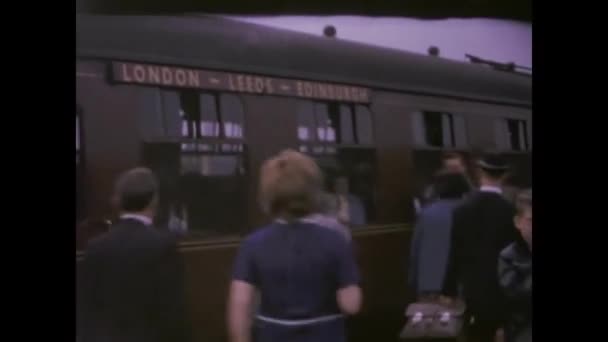 Londra Birleşik Krallık 1966 1960 Larda Bir Tren Istasyonunda Gezginlerin — Stok video