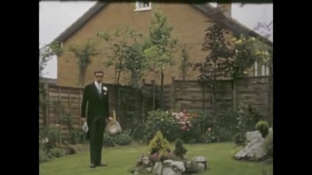 ロンドン イギリス 1966年かもしれない 1960年代のイングランドの結婚式のシーンを撮影するこのヴィンテージの映像で時間を遡る — ストック動画