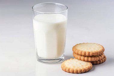 Beyaz arka planda bisküviler ve bir bardak sütün yer aldığı davetkar bir sabah sahnesi, kahvaltı kavramları için mükemmel..
