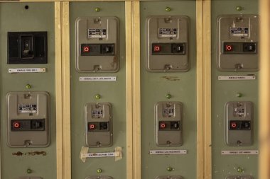 Milan, İtalya 19 Ağustos 2023: Yaşlılığa yakın, eskimiş yüksek voltajlı elektrik devreleri nostaljik endüstriyel bir hisle.