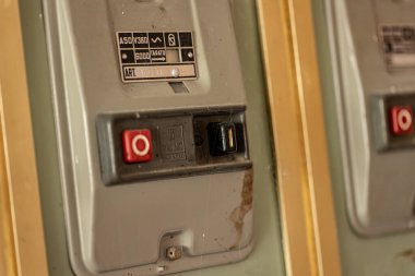 Milan, İtalya 19 Ağustos 2023: Yaşlılığa yakın, eskimiş yüksek voltajlı elektrik devreleri nostaljik endüstriyel bir hisle.