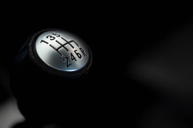 Metin ve tasarım için geniş bir alanı olan el yapımı bir araba vites kolu..