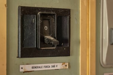 Eski, modası geçmiş, yüksek voltajlı elektrik düğmelerinin nostaljik endüstriyel bir havası var..