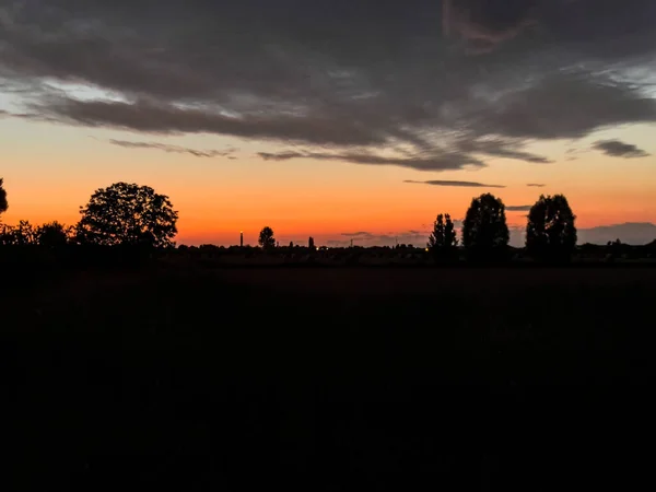Унылый Атмосферный Закат Солнца Бросает Тень Спокойный Сельский Пейзаж — стоковое фото