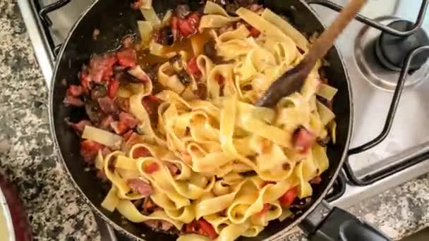 Nahaufnahmen Vom Kochen Mediterraner Pasta Der Heimischen Küche — Stockvideo