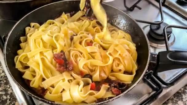 Close Footage Cooking Mediterranean Style Pasta Home Kitchen — Stock Video