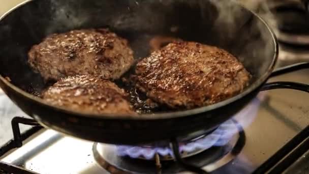 Mutfağında Bir Tavada Hamburger Hazırlama Görüntüsü — Stok video