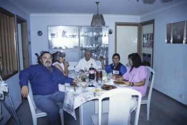 Melbourne, Avustralya Aralık 1999: Avustralyalı bir ailenin Iconic 1990 'lardaki sahnesi masanın etrafında toplandı, anılarını paylaştı ve doyurucu bir yemek.