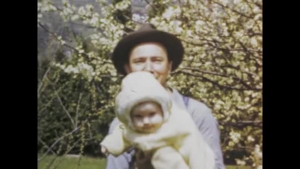 オースティン 1949年 父親が1940年代にアメリカン ガーデンで赤ん坊を抱え 家族の記憶を捉えた映像 — ストック動画