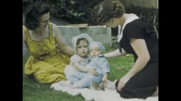 オースティン アメリカ合衆国 1949年 1940年代の夏にアメリカの庭で楽しい家族の瞬間を捉えた歴史的な映像 — ストック動画