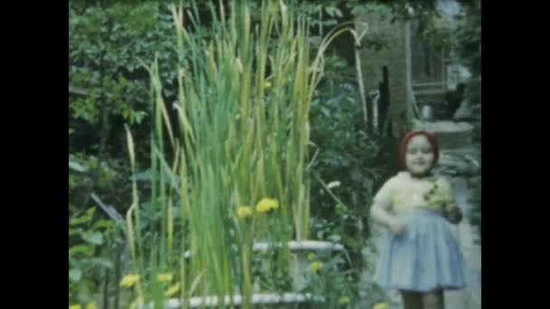 ピッツバーグは1950年かもしれないが 1950年代に穏やかな庭園を楽しんでいる少女の映像 — ストック動画