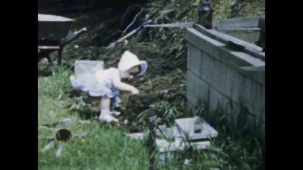 ピッツバーグ 1950年 1950年代の映像は 家の建設現場で少女と家族の思い出を示しています — ストック動画
