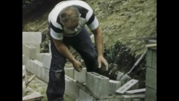 Pittsburgh Abd 1950 Duvarcıların Havan Topu Hazırlayıp Bir Inşa Ettiği — Stok video