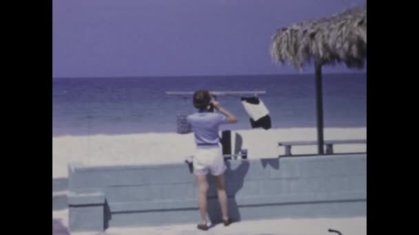 Rochester Usa Juni 1975 Vintage Optagelser Ung Kvinde Hængende Vasketøj – Stock-video