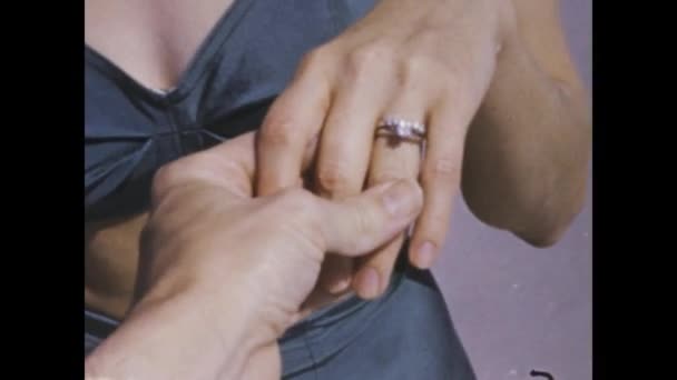 1975年6月 アメリカ合衆国ロチェスター 結婚指輪で飾られた手を示す歴史的な映像は 1970年代の結婚を象徴しています — ストック動画