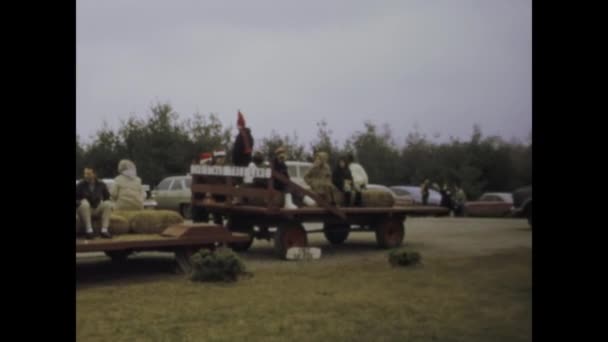 1975年6月 美国罗切斯特 20世纪70年代农村与拖拉机和乘着马车的人的节日的历史镜头 — 图库视频影像