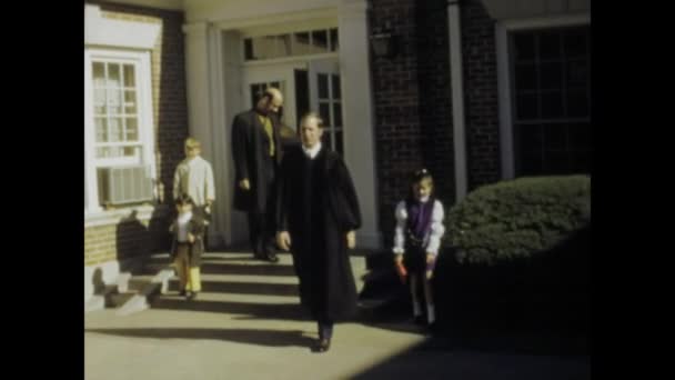 1975年6月 美国罗切斯特 1970年代一个家庭庆祝毕业的历史镜头 — 图库视频影像