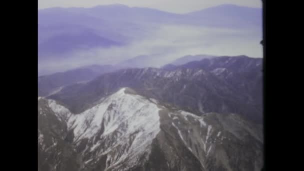 1975年6月 アメリカ合衆国ロチェスター 1970年代の息をのむような山の風景を描いた歴史的な空中映像 — ストック動画