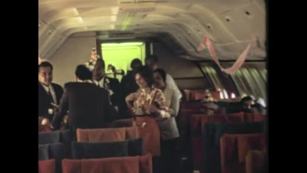 1975年6月 美国罗切斯特 1970年代在飞机上举行的一个热闹派对的古老镜头 — 图库视频影像