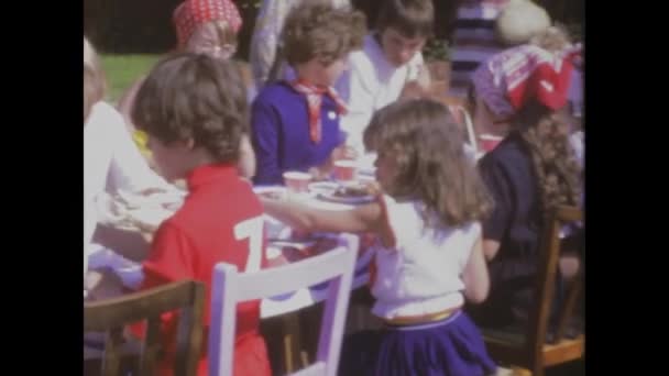 英国伦敦可能是1969年 20世纪60年代的历史镜头 一群孩子被一场幽默的户外表演所吸引 — 图库视频影像