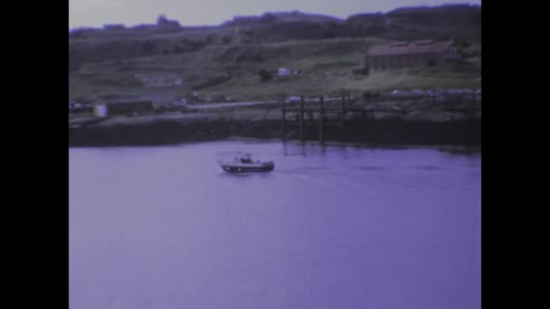 ロンドン イギリス 1969年 船舶と海洋活動で満たされた賑やかな1960年代の港の歴史的な映像 — ストック動画