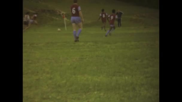 Filmagem Década 1960 Mostrando Jogo Futebol Amador Capturando Paixão Jogo — Vídeo de Stock
