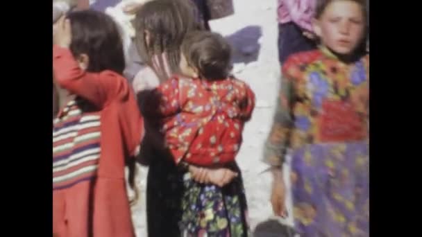 1975年5月のイスタンブール トルコのカッパドキアの小さな貧困の村で日常生活を紹介する1970年代の映像 — ストック動画
