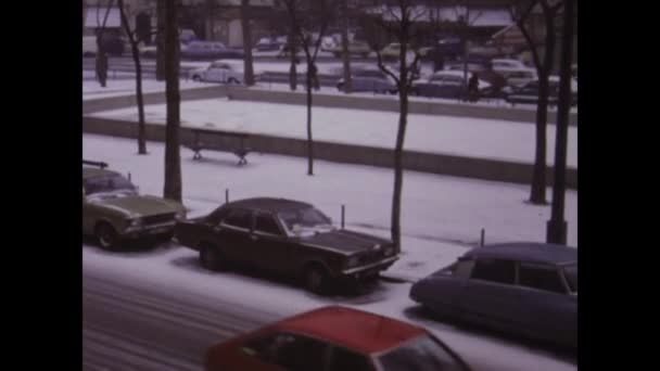 1978年 法国巴黎 20世纪70年代 巴黎街头积雪覆盖的车辆的老式镜头 — 图库视频影像