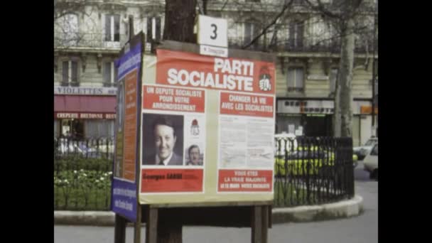 1978年 法国巴黎 20世纪70年代的历史影片 展示了在巴黎街头醒目展示的共产主义海报 — 图库视频影像