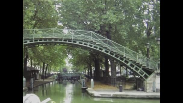 1978年 法国巴黎 20世纪70年代的古老画面 展示了穿越巴黎的塞纳河风景 — 图库视频影像