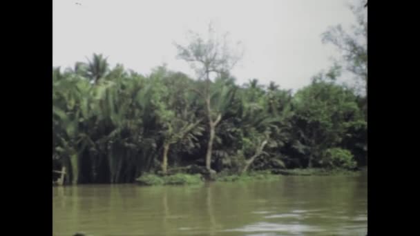 1975年6月 バンコク 1970年代にバンコクで川を航行するボートの歴史的な映像 — ストック動画