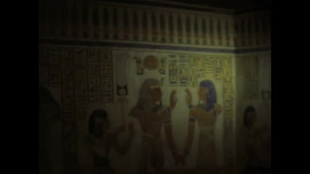 埃及开罗 1975年 展示1970年代古埃及象形文字和绘画的历史片段 — 图库视频影像