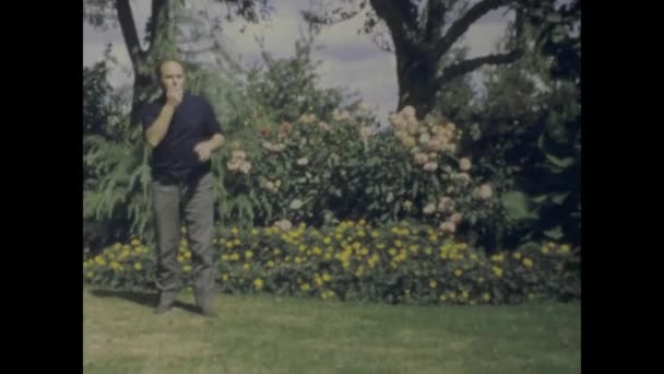 Παρίσι Γαλλία Ιούνιος 1965 1960 Πλάνα Ενός Χαρούμενου Άνδρα Που — Αρχείο Βίντεο